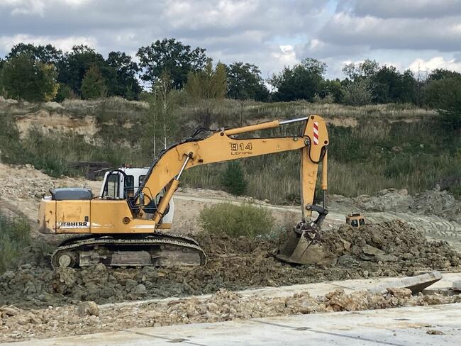 Koparka gąsienicowa o wadze 24 tony.