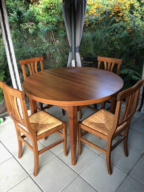 stół rozkładany z czterema krzesłami