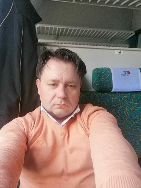 SAMOTNY 44-LATEK POZNA PANIĄ