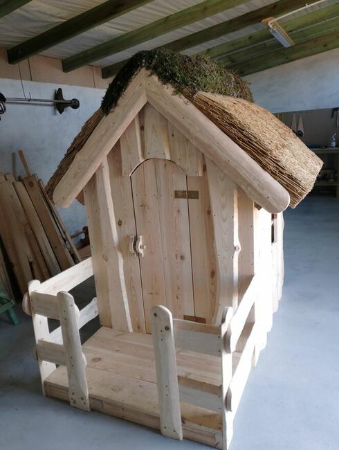 Drewniany domek dla dzieci