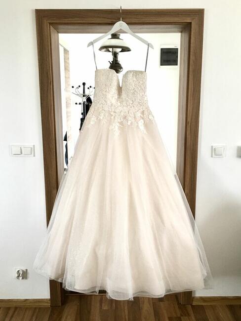 Nietuzinkowa suknia ślubna z fajnymi gadżetami