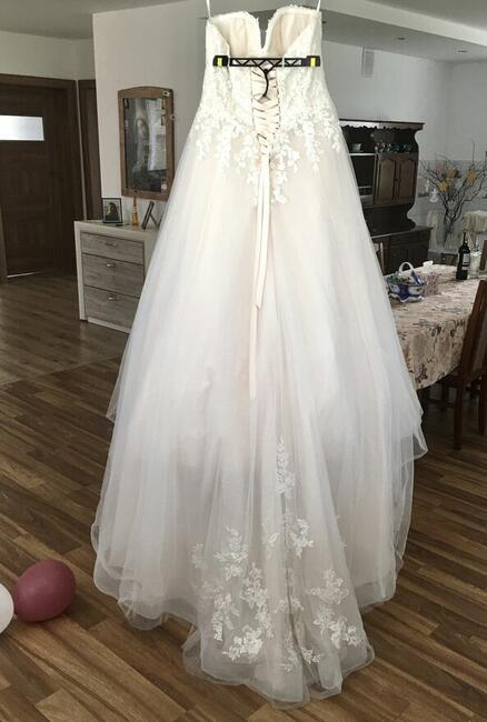 Nietuzinkowa suknia ślubna z fajnymi gadżetami