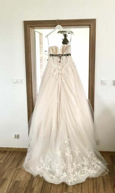 Nietuzinkowa suknia ślubna z fajnymi gadżetami