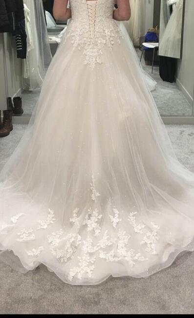 Nietuzinkowa suknia ślubna z fajnymi gadżetami