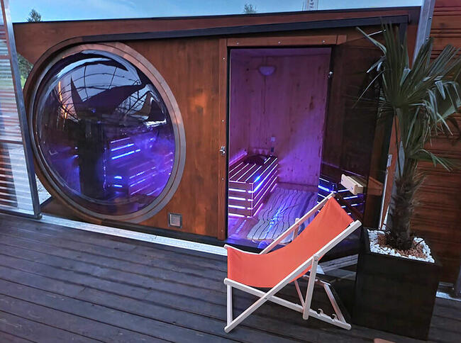 Sauna ogrodowa dla osób niepełnosprawnych z piecem Harvia