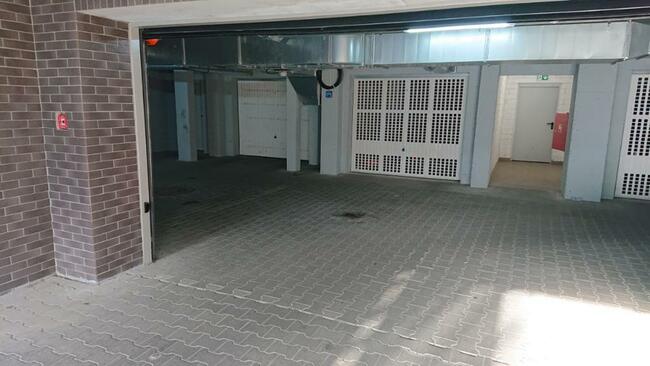 Duży garaż przy pl.Jana Pawła II