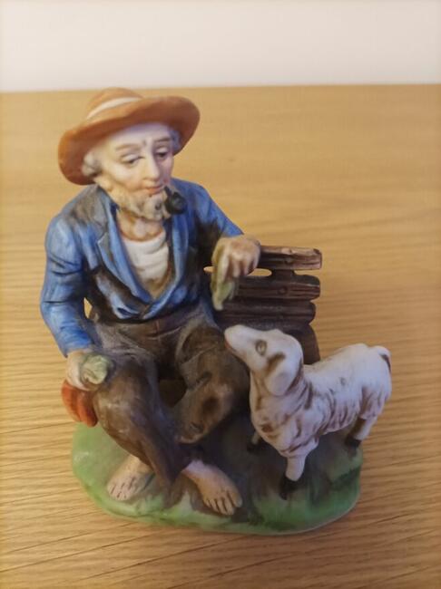 Figurka ceramiczna pasterz z owcą
