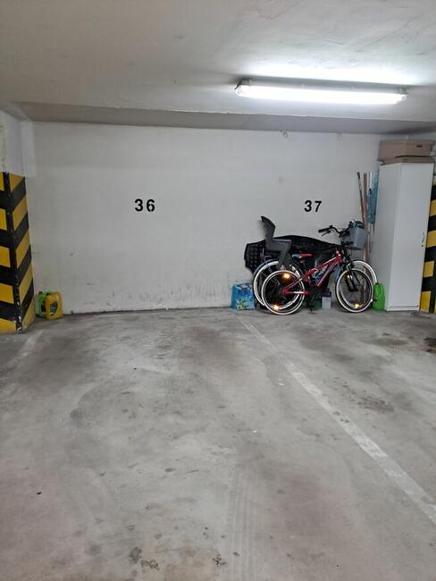 Miejsce parkingowe w garażu pod blokiem w centrum Legionowa