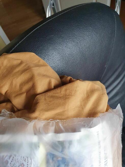 Nowy pokrowiec na kanapę do 185 cm w kolorze złoto-beżowym.