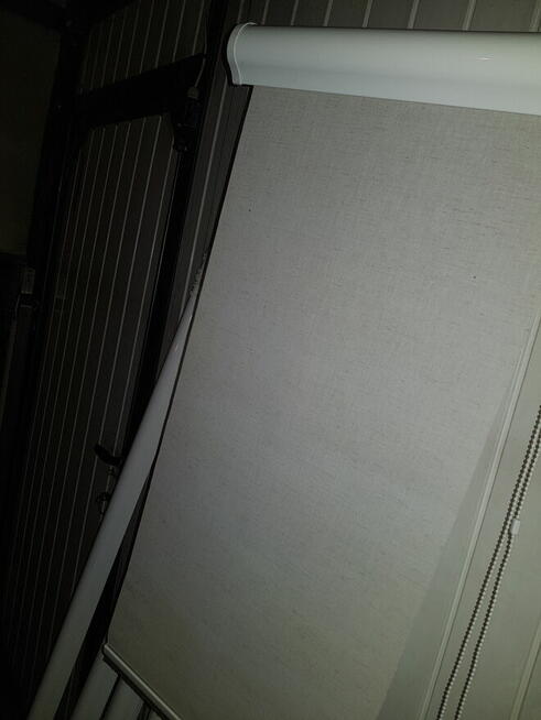 Rolety okienne w kasecie stan bdb 1szt kolor jasny beż 30zl