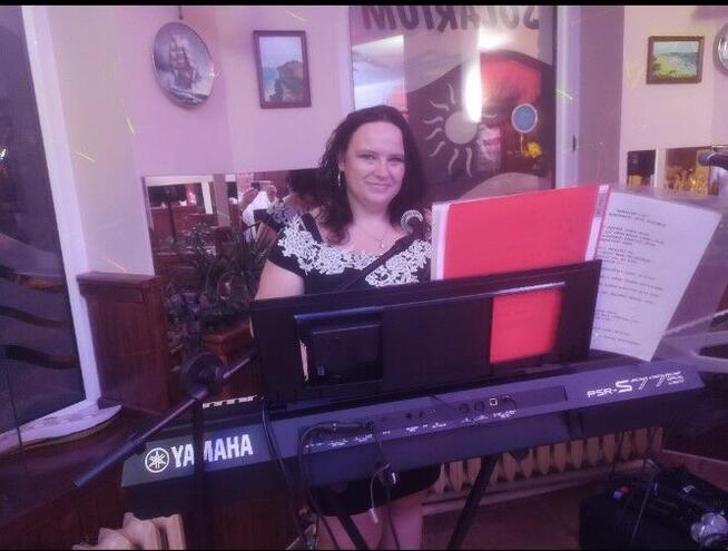Muzyczka szuka Restauracji w której mogła by śpiewać