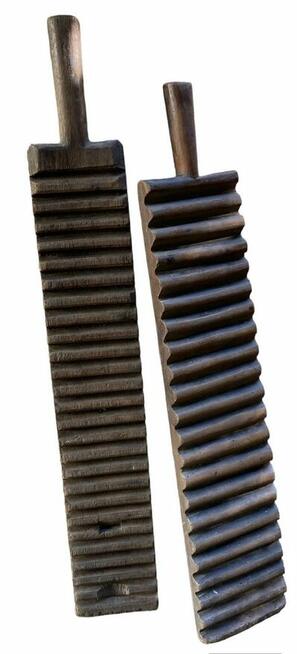 Dwie stare drewniane maglownice ręczne