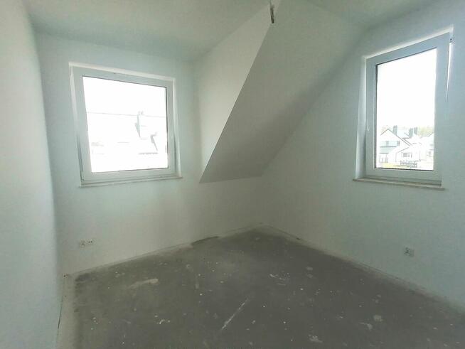 Nowy dom w zabudowie bliźniaczej na osiedlu w Bojanie.