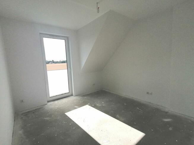 Nowy dom w zabudowie bliźniaczej na osiedlu w Bojanie.