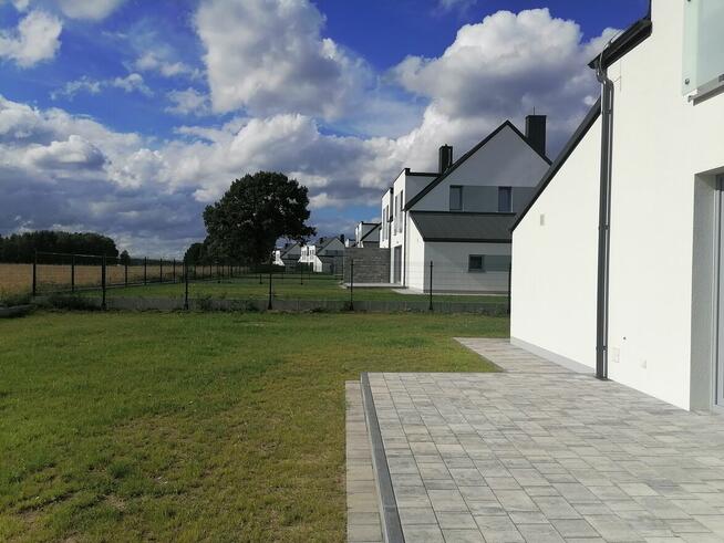 Nowy dom w zabudowie bliźniaczej na osiedlu w Bojanie.