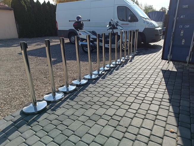 Słupki odgradzające czerwony dywan parasole namioty