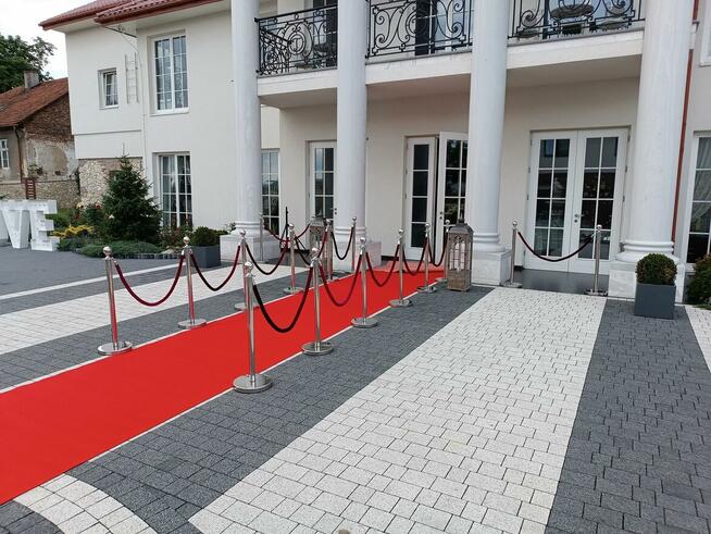 Słupki odgradzające czerwony dywan parasole namioty