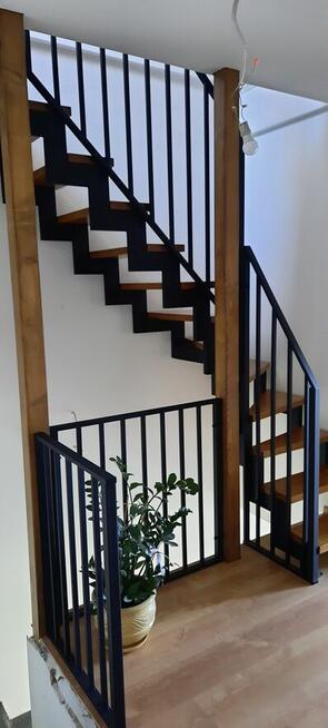 Schody stalowe wewnętrzne I zewnętrzne barierki, balustrady