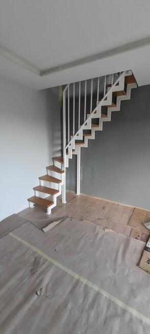 Schody stalowe wewnętrzne I zewnętrzne barierki, balustrady