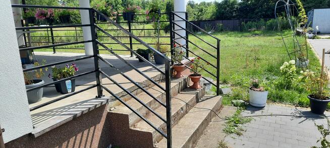 Schody stalowe wewnętrzne I zewnętrzne barierki, balustrady