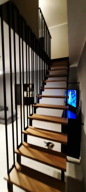 Schody stalowe wewnętrzne I zewnętrzne barierki, balustrady