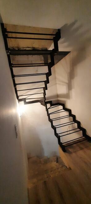 Schody stalowe wewnętrzne I zewnętrzne barierki, balustrady