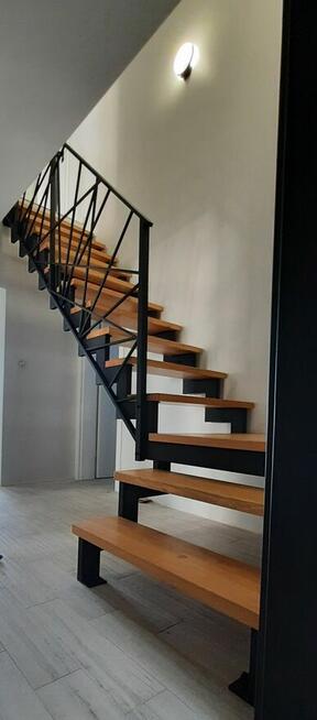 Schody stalowe wewnętrzne I zewnętrzne barierki, balustrady