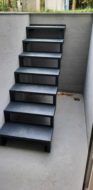 Schody stalowe wewnętrzne I zewnętrzne barierki, balustrady