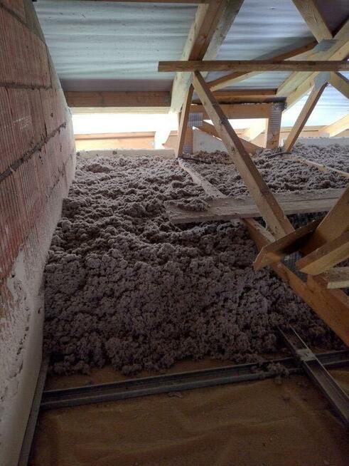 Celuloza, wdmuchiwanie ocieplenia, naprawa izolacji