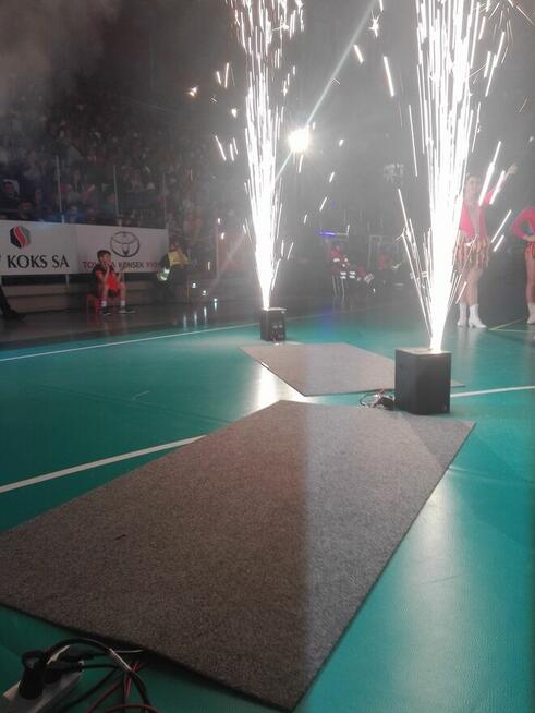 pokaz pirotechniny-fajerwerki, dym konfetti iskry bańki