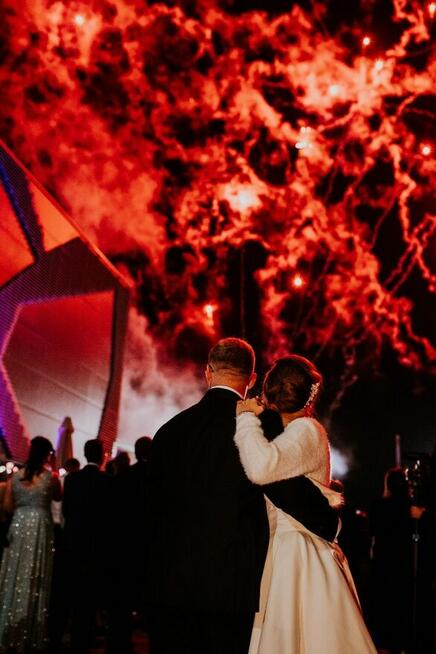 pokaz pirotechniny-fajerwerki, dym konfetti iskry bańki