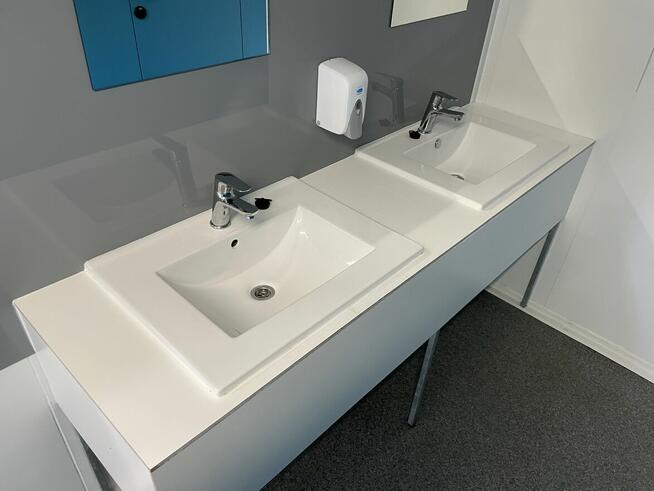 Pawilon z płyty kontenery biurowe budowlane portiernie