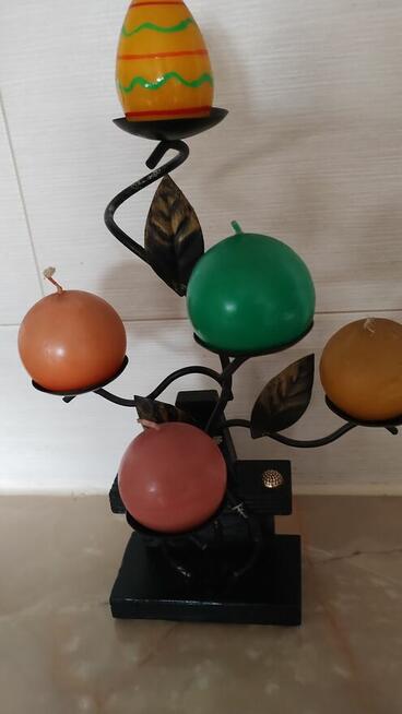 Ładna ozdoba - świecznik z z dawnych lat ze świeczkami