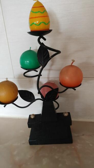 Ładna ozdoba - świecznik z z dawnych lat ze świeczkami