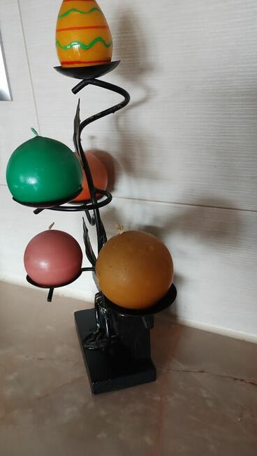 Ładna ozdoba - świecznik z z dawnych lat ze świeczkami