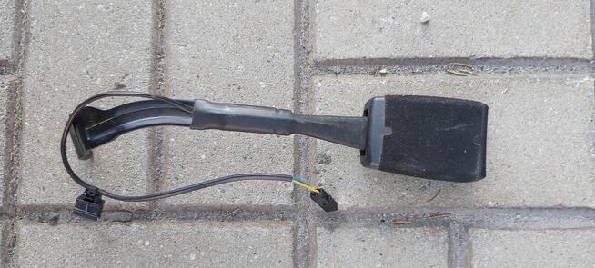 VW Passat B7 zapinka pasa przedniego lewa lub prawa