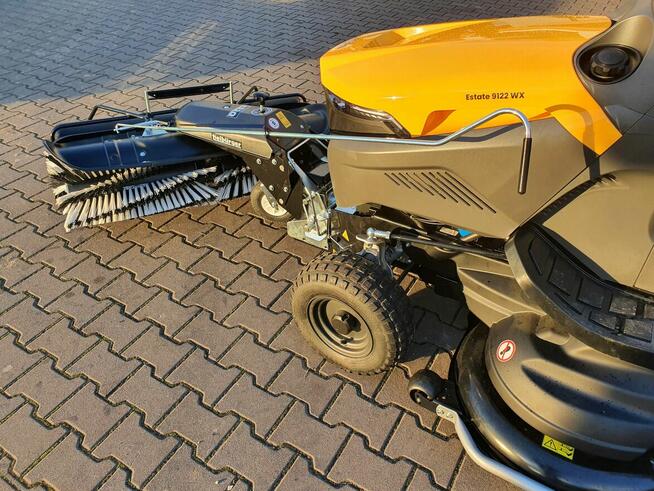 Traktor ogrodowy Stiga 9122XW 4x4 z zamiatarką i pojemnikiem