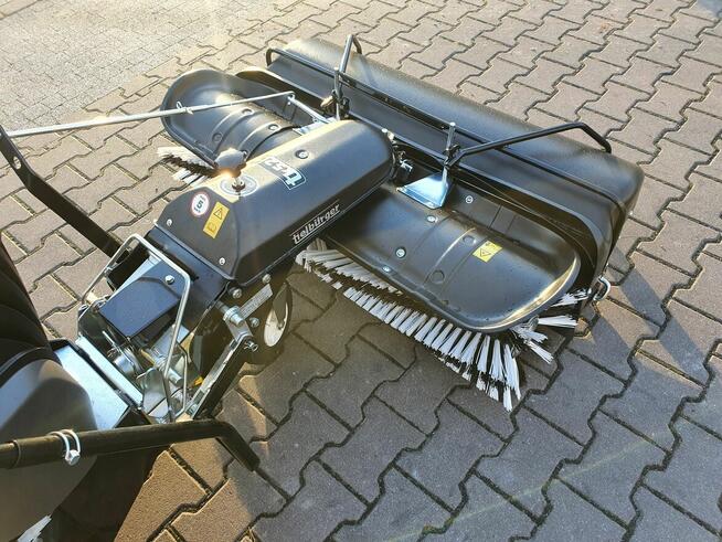 Traktor ogrodowy Stiga 9122XW 4x4 z zamiatarką i pojemnikiem