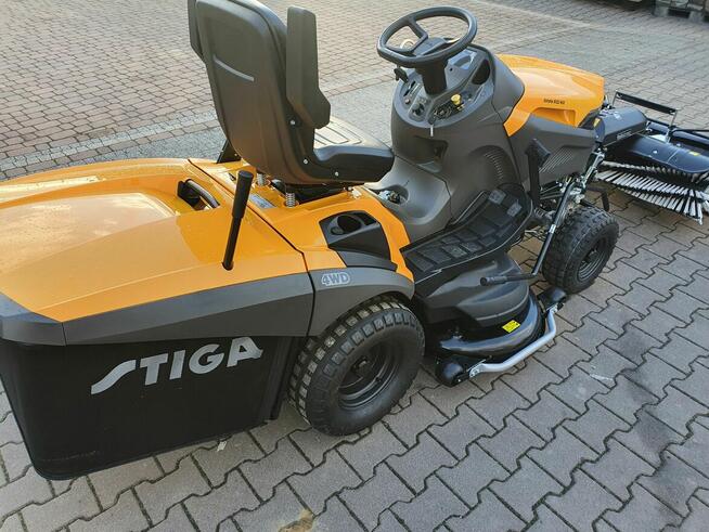 Traktor ogrodowy Stiga 9122XW 4x4 z zamiatarką i pojemnikiem