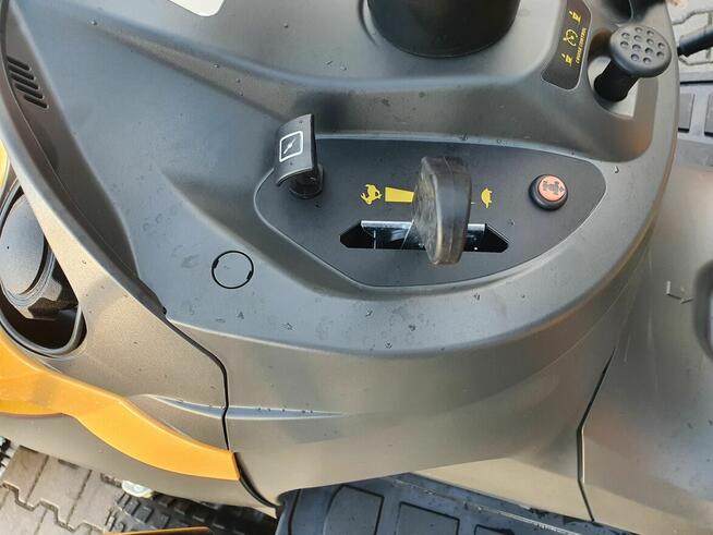 Traktor ogrodowy Stiga 9122XW 4x4 z zamiatarką i pojemnikiem