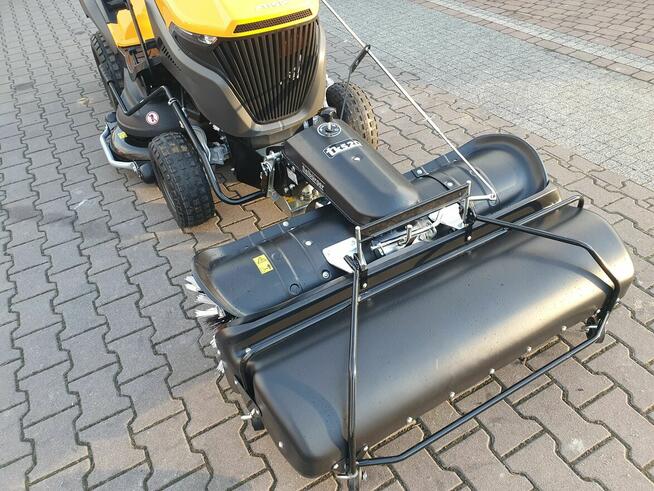 Traktor ogrodowy Stiga 9122XW 4x4 z zamiatarką i pojemnikiem