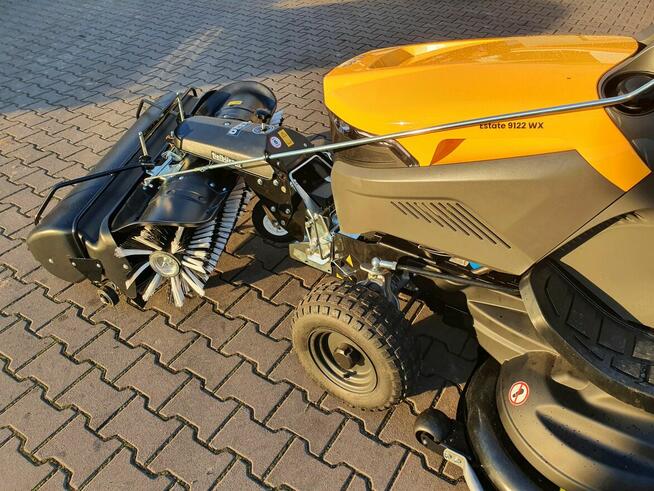 Traktor ogrodowy Stiga 9122XW 4x4 z zamiatarką i pojemnikiem