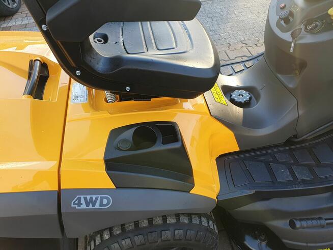 Traktor ogrodowy Stiga 9122XW 4x4 z zamiatarką i pojemnikiem