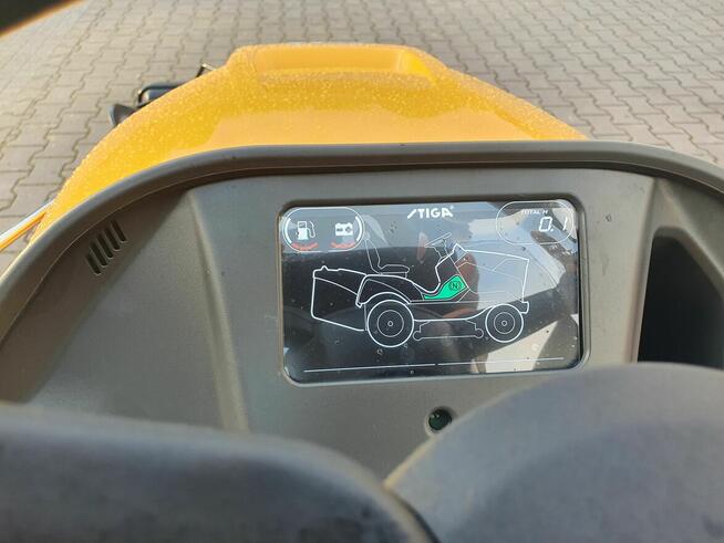 Traktor ogrodowy Stiga 9122XW 4x4 z zamiatarką i pojemnikiem