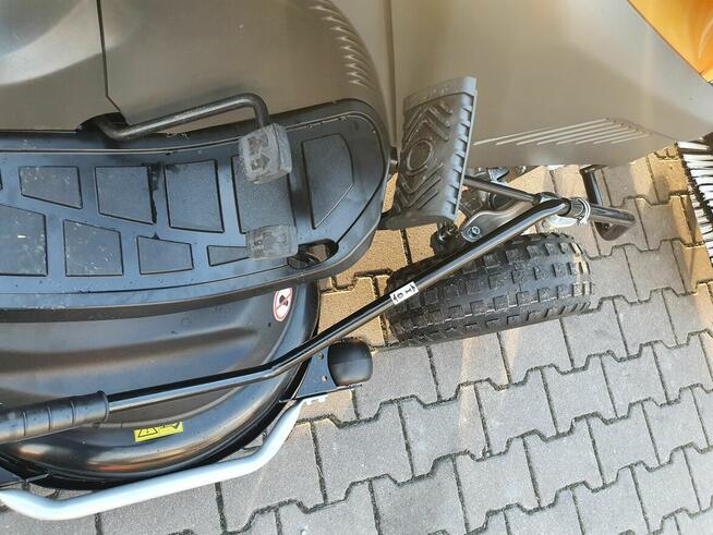 Traktor ogrodowy Stiga 9122XW 4x4 z zamiatarką i pojemnikiem