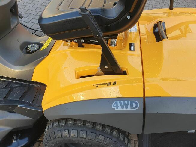 Traktor ogrodowy Stiga 9122XW 4x4 z zamiatarką i pojemnikiem