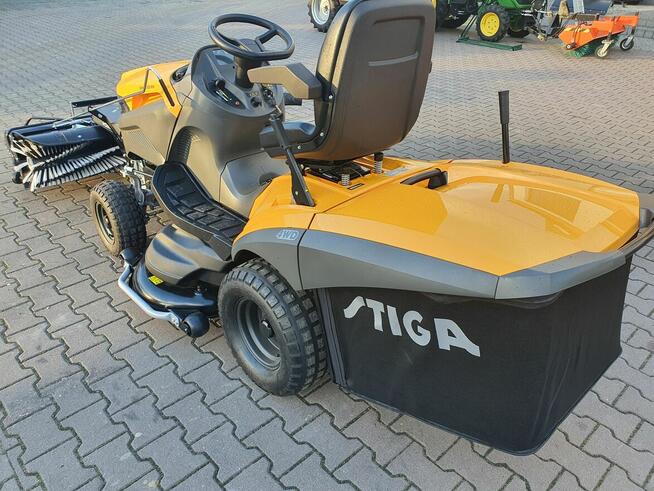 Traktor ogrodowy Stiga 9122XW 4x4 z zamiatarką i pojemnikiem