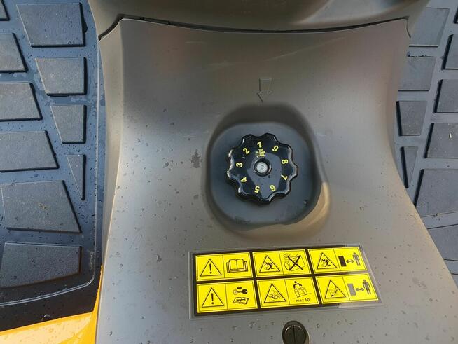 Traktor ogrodowy Stiga 9122XW 4x4 z zamiatarką i pojemnikiem