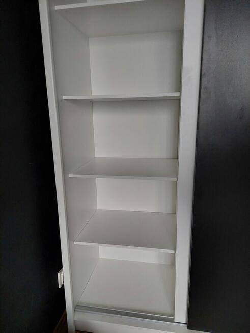 Szafa z przesuwanymi drzwiami