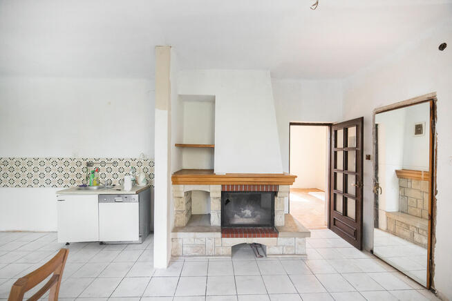 Dom wolnostojący w otoczeniu drzew. Zakroczym.